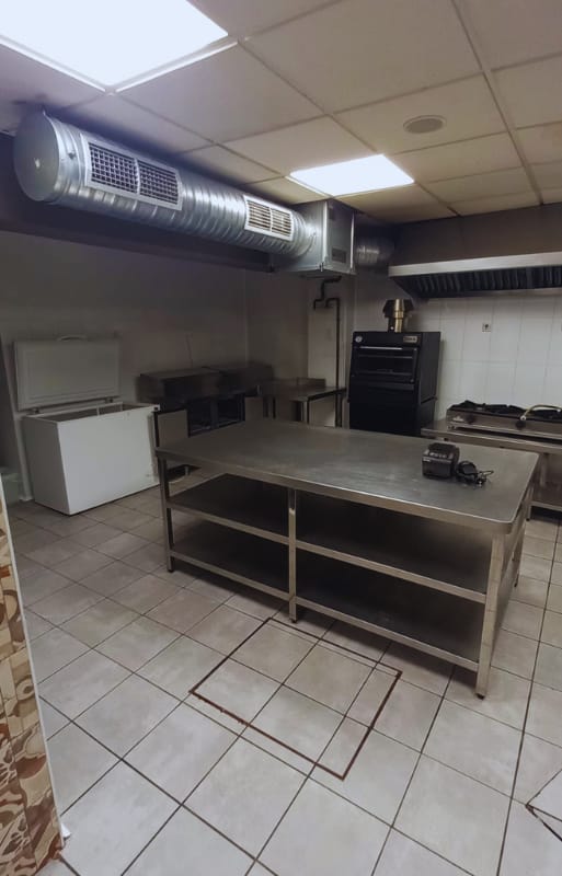 Bar con cocina profesional